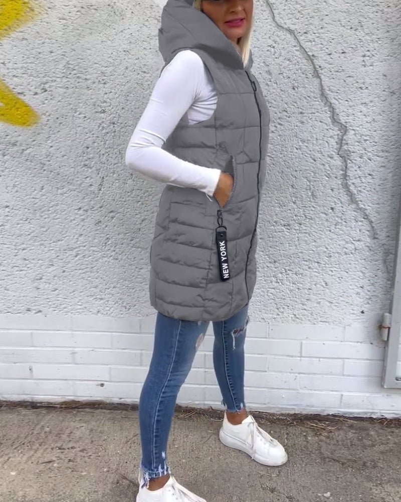 Mouwloze, gewatteerde jas met capuchon en ritssluiting