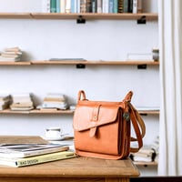 Umhängetasche aus Leder mit einzigartigem Design