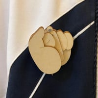Morsom trefingerbrosje
