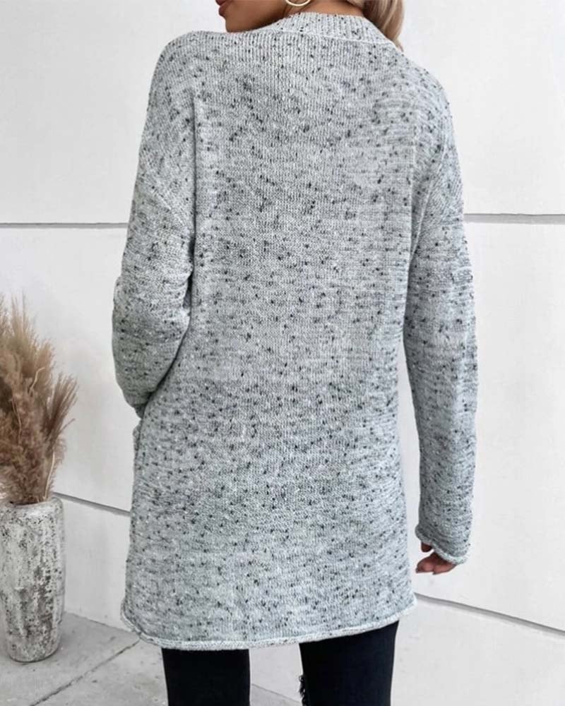 Pullover mit überschnittener Schultertasche und aufgesetzten Taschen