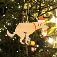 Juldekoration med bajsande hund