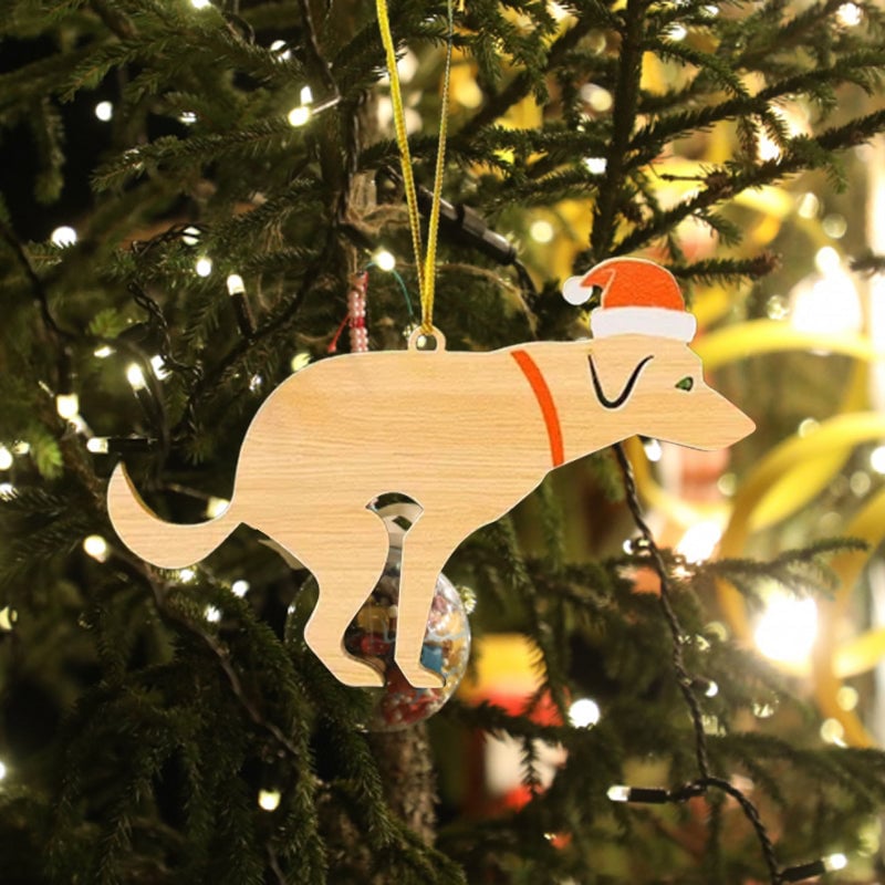 Juldekoration med bajsande hund