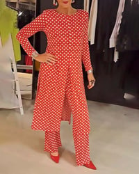 Elegant pak met stippen en split