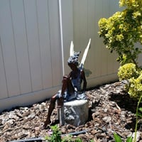 Sittande Älva skulptur | trädgårdsdekoration
