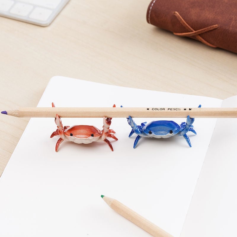 Creative weightlifting crab pen holder ornaments