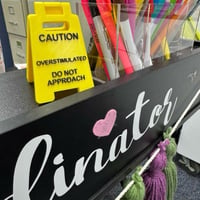Vorsicht: Überstimulierendes Schild für den Schreibtisch