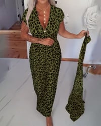 Elegante jurk met luipaardprint en v-hals
