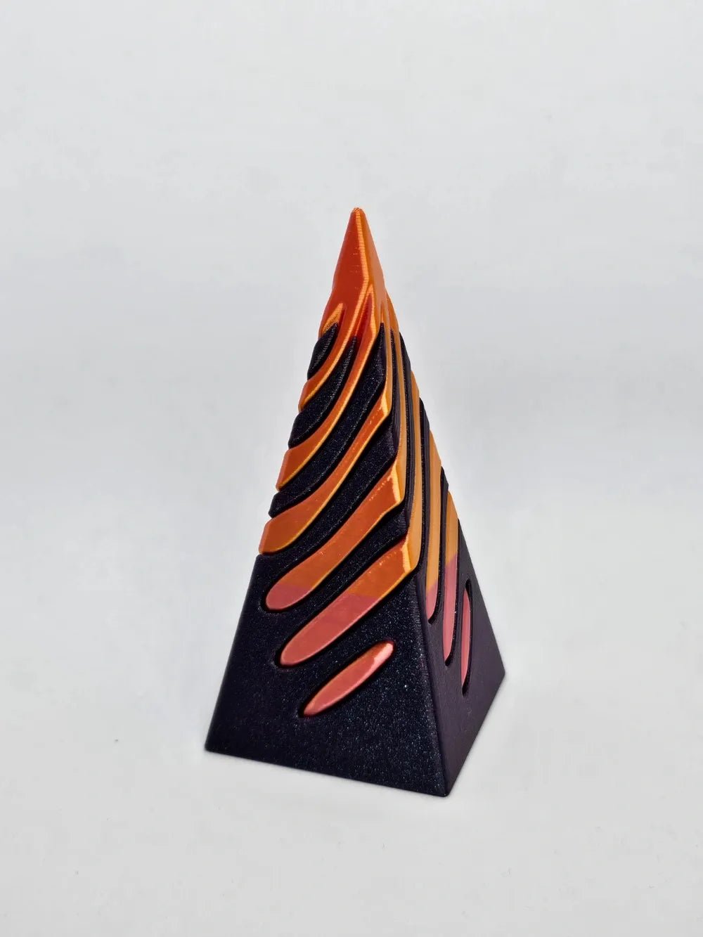 Unmögliche Pyramidendurchgangsskulptur
