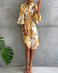 Bedrucktes Kleid mit Laternenärmeln und Reverskragen