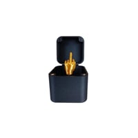 Mittelfinger in einer Box