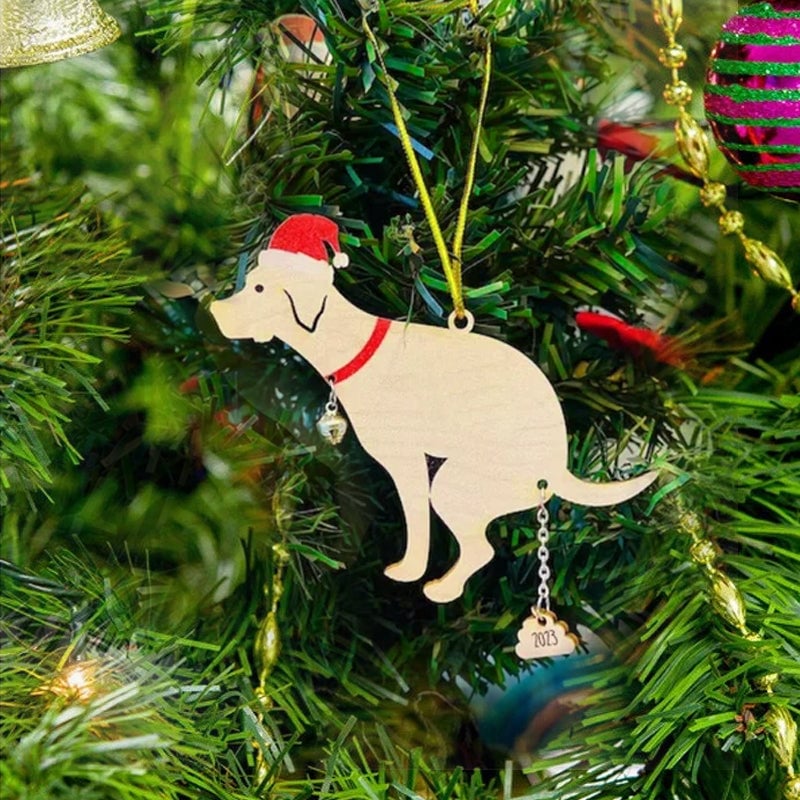 Juldekoration med bajsande hund
