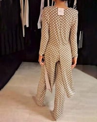 Elegant pak met stippen en split