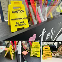 Vorsicht: Überstimulierendes Schild für den Schreibtisch