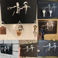 Houten sleutelhanger aan de muur