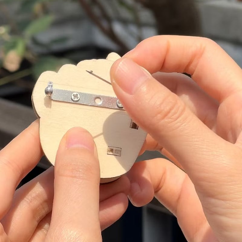 Morsom trefingerbrosje