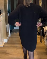 Ensfarvet sweaterkjole med V-halsudskæring