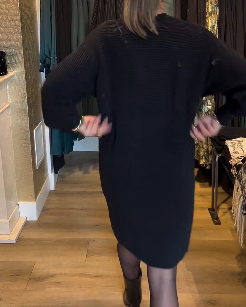 Ensfarvet sweaterkjole med V-halsudskæring