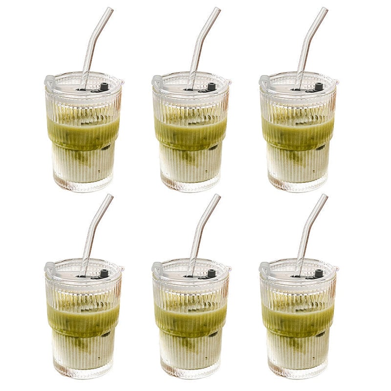 Glasbecher mit Strohhalm und Deckel