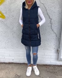 Mouwloze, gewatteerde jas met capuchon en ritssluiting