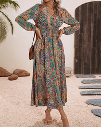 Flerfarvet elegant kjole med paisleyprint