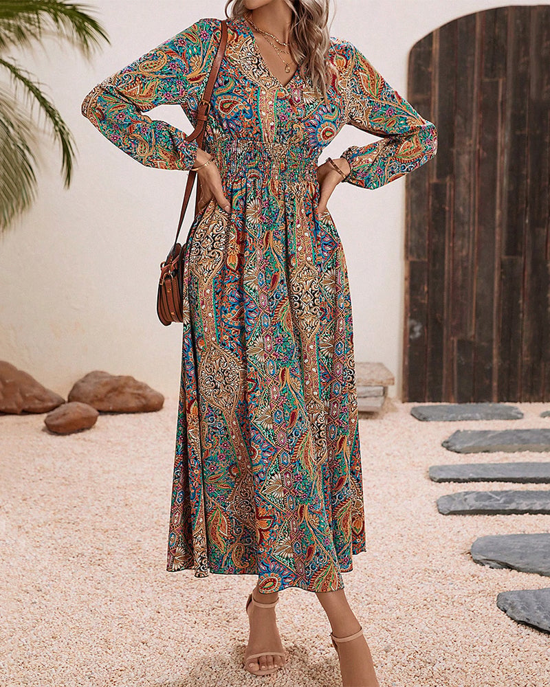 Flerfarvet elegant kjole med paisleyprint
