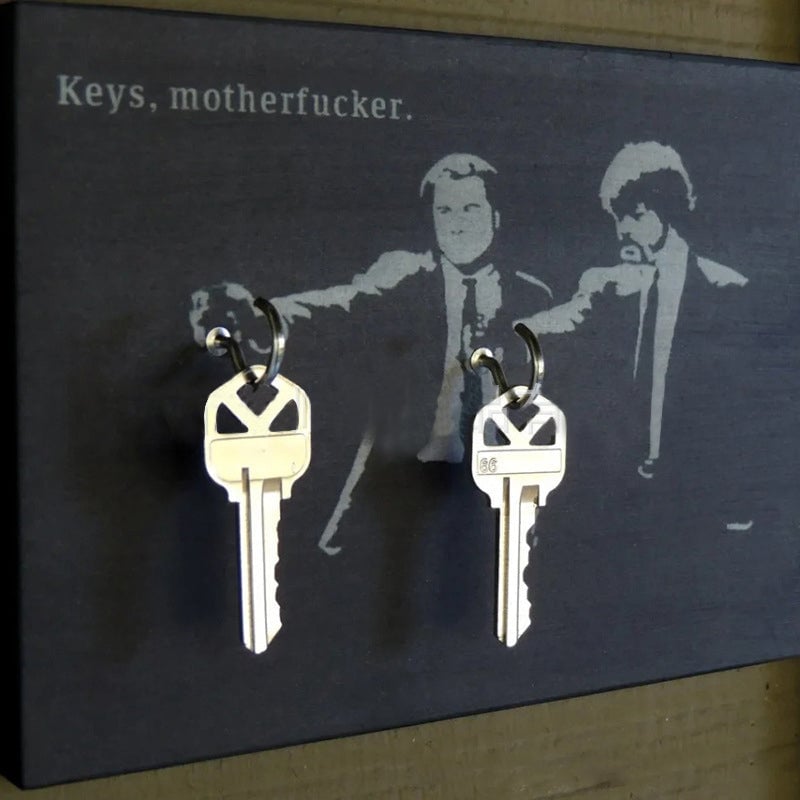 Houten sleutelhanger aan de muur