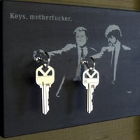 Houten sleutelhanger aan de muur