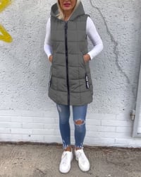 Mouwloze, gewatteerde jas met capuchon en ritssluiting