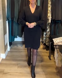 Ensfarvet sweaterkjole med V-halsudskæring