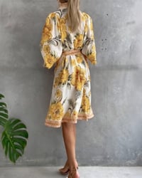 Bedrucktes Kleid mit Laternenärmeln und Reverskragen