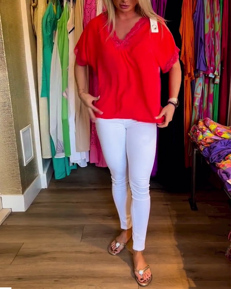 Rød V-halset bluse med blonder