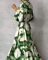 Elegante tie-dye patchwork jurk met trekkoord en ballonmouwen