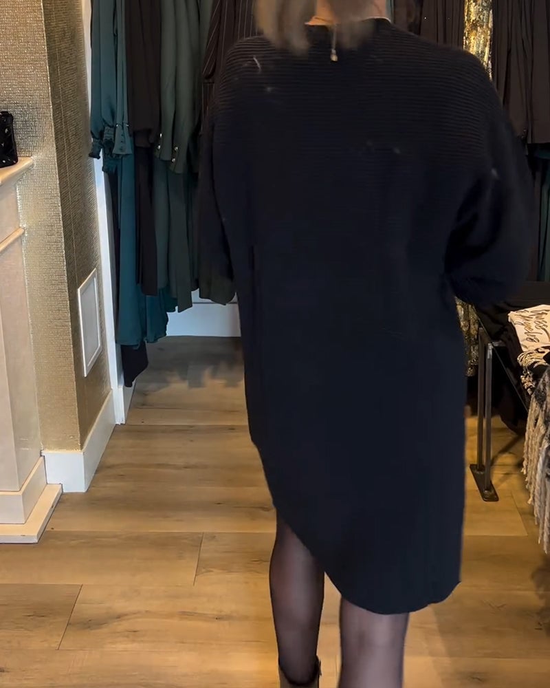 Ensfarvet sweaterkjole med V-halsudskæring