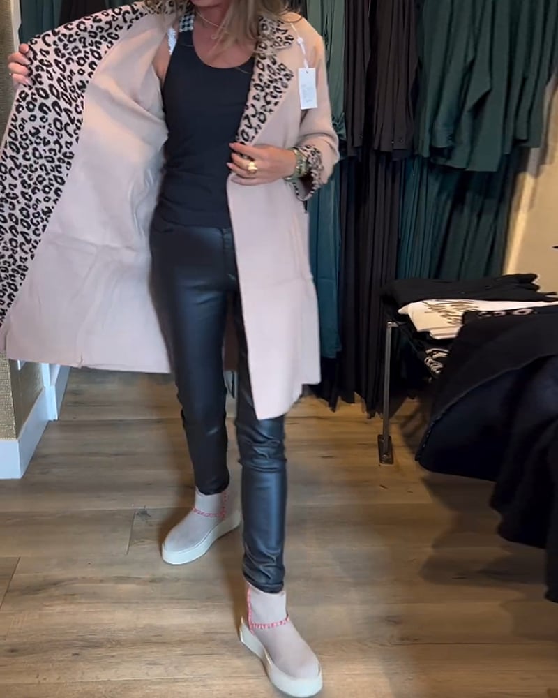 Frakke med leopardprintet krave
