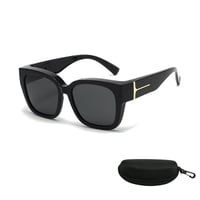 Polarisierte quadratische Sonnenbrille mit umschließendem Design