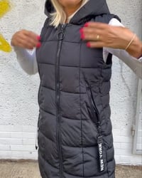 Mouwloze, gewatteerde jas met capuchon en ritssluiting