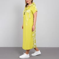 Abito alla moda con cappuccio e dettagli con cerniera con effetto mantella collegata