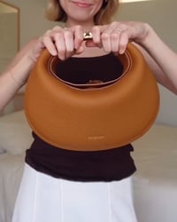 Ensfarvet elegant halvmåneformet skuldertaske