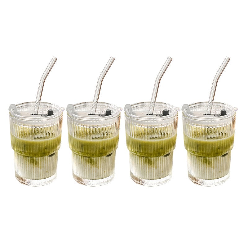 Glasbecher mit Strohhalm und Deckel