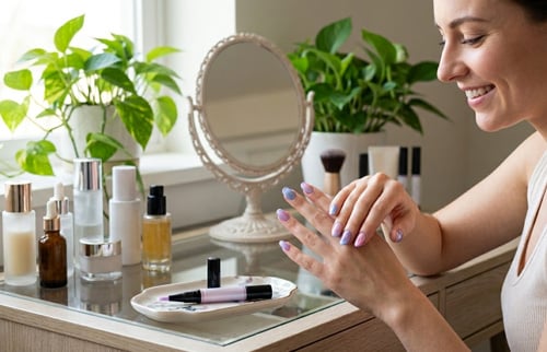 Customer using the Insideefy gel manicure pen at home