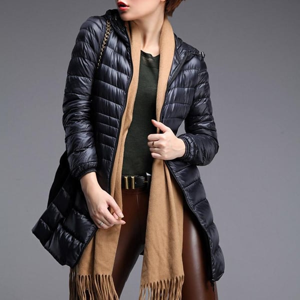 Kevyt puolipitkä takki naisille