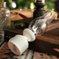 Weihnachtsdekoration im Retro-Stil mit leuchtender elektronischer Petroleumlampe