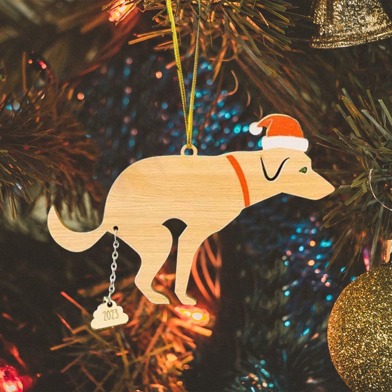 Juldekoration med bajsande hund