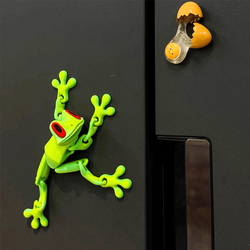 Magnetic details on the frog toy