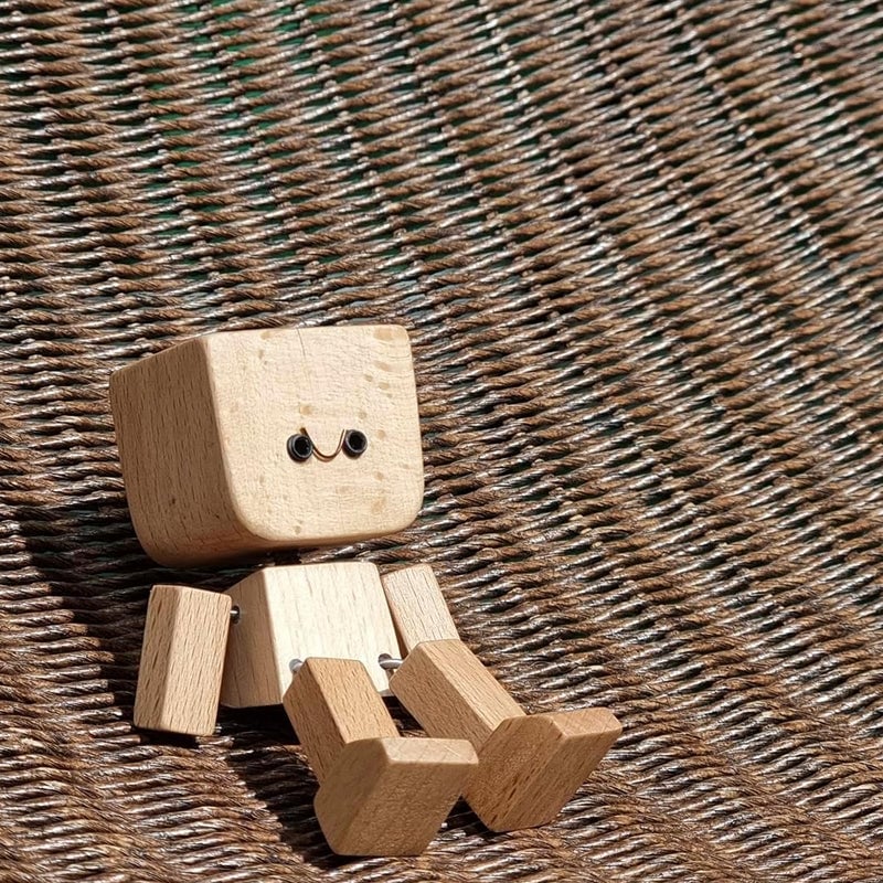 Figurine d'homme en bois tremblant