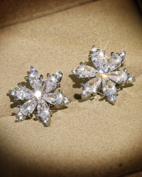 Zirkon-Ohrstecker mit Schneeflockenblume