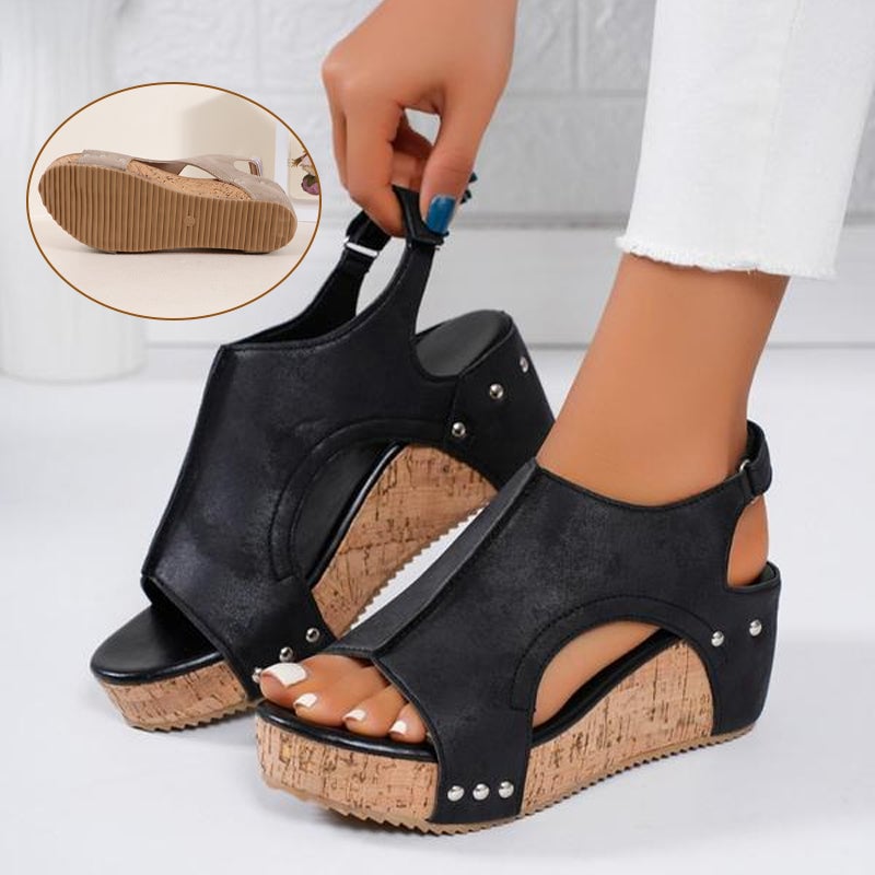 Studded Wedge Peeptoe Sandalen