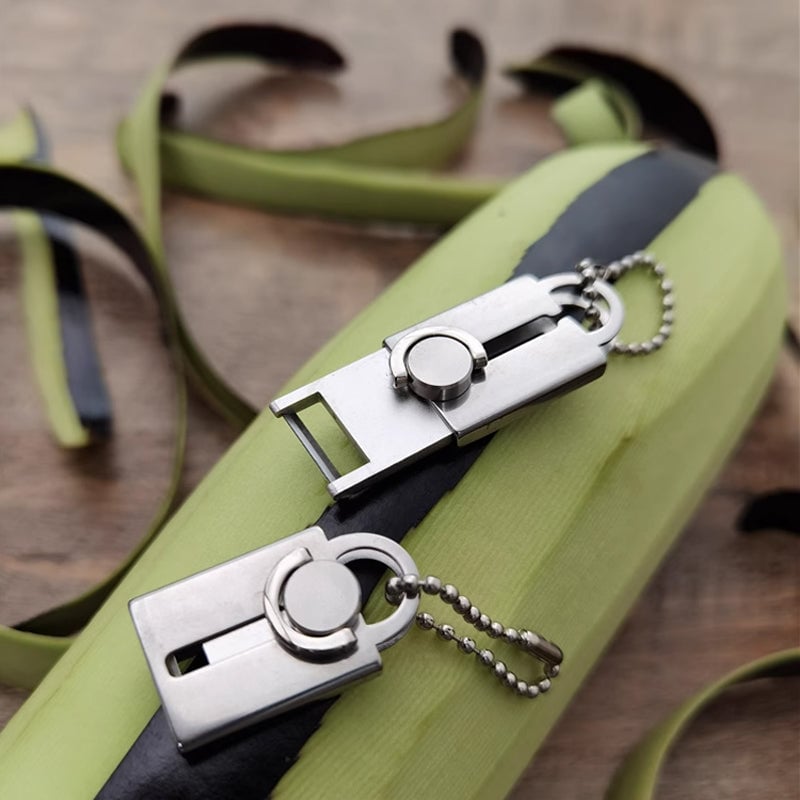 Porte-clés mini épluche-légumes en acier inoxydable
