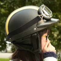 Motorradhelm mit Schutzbrille