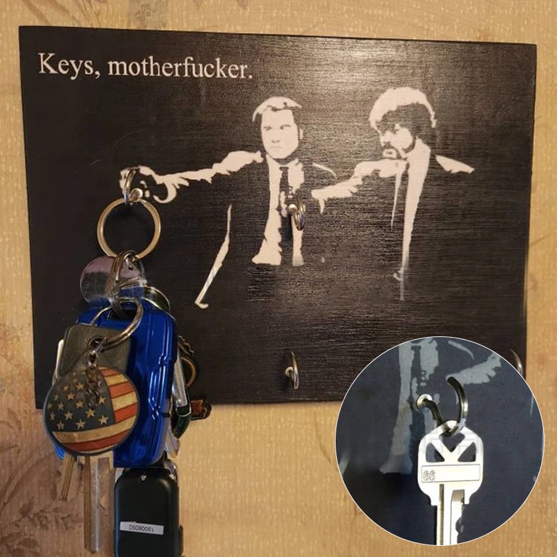 Houten sleutelhanger aan de muur